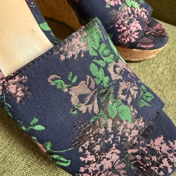 Marc Fisher wedge sandals - Picture 3 of 4